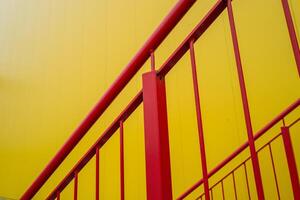 rojo escapar escalera fuera de escalera en amarillo pared industrial edificio foto