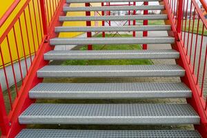 rojo metal escalera a fábrica foto