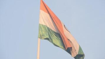 Indien-Flagge, die hoch am Connaught-Platz mit Stolz auf den blauen Himmel fliegt, Indien-Flagge flattert, indische Flagge am Unabhängigkeitstag und Tag der Republik Indien, Schuss nach oben geneigt, indische Flagge schwenkend, Har Ghar Tiranga video