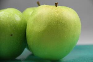 un apilar de Tres verde manzanas foto