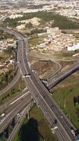 verticaal video van stad verkeer antenne visie