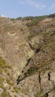 verticaal video van berg waterval. fisgas Doen ermelo, Portugal