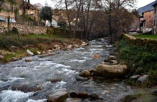 fluir de agua desde un río paso mediante un pueblo foto