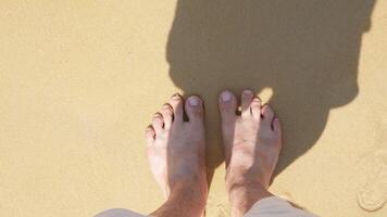 faible angle vue à pieds nus en mouvement sur blanc le sable plage avec certains vague de mer frappe le plage, été se détendre vacances vacances Naturel Contexte dans 4k. video