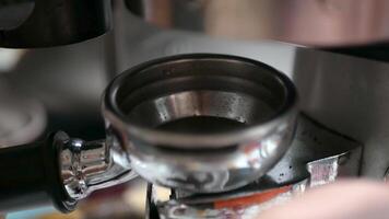 stänga upp till kaffe portafilter hink till fylla grundad kaffe böna från kaffe kvarn till redo till göra espresso för morgon- varm dryck dryck video