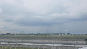 Aussicht durch Flugzeug Fenster von Innerhalb Flugzeug Kabine während Besteuerung mit Aussicht von Flugzeug Landung zu Singapur International Flughafen video