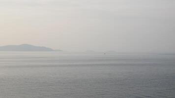 Landschaft natürlich Aussicht von das öffnen International Meer beim Phuket Insel Bereich während auf das Kreuzfahrt Schiff Segeln im Ozean Meer. video