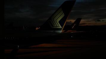 paesaggio Visualizza di il aeroporto lato aereo la zona con aereo aereo operativo nel il changi aeroporto con notte tramonto tramonto cielo nel estate video