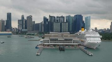 antenn se från marina bukt kryssning terminal från kryssning fartyg med landskap av singapore stad horisont av många landmärke byggnad turist destination i sommar Semester dagtid video