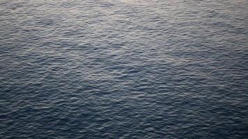 Aussicht zu das Wellen plätschern auf Wasser Oberfläche während Kreuzfahrt im das ocea Meer im Tageszeit, wirling Wasser während Kreuzfahrt, Welle auf Meer Wasser Oberfläche Hintergrund im tropisch Meer. video