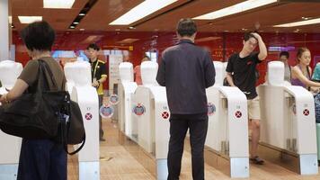 passagiers voorbijgaan door douane controle met immigratie geautomatiseerd opruiming systeem in luchthaven. zelf elektrisch immigratie van Singapore luchthaven video