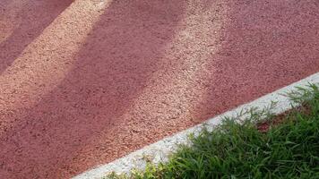 Aussicht zu das Laufen Joggen Spur im das Park mit Schatten von Menschen Übung Gehen oder Laufen auf Spur mit Sonnenschein, Fitness Sport Hintergrund Fahrspuren video