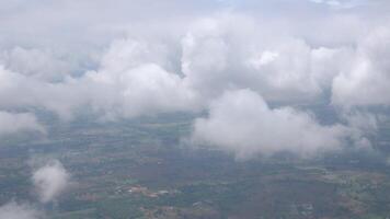 aéreo paisaje ver terminado verde granja arroz campo con inundación en algunos zona y nube en cielo desde volador avión, natural paisaje ver desde cielo video