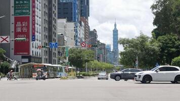rua Visão às interseção com pedestre e carros tráfego transporte em torno da com edifícios e Taipei 101 arranha-céus construção marco video