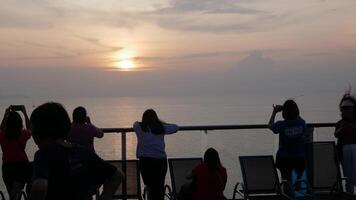 Aussicht das oben Deck von das Spektrum von das Meer Kreuzfahrt Schiff von königlich Karibik Kreuzfahrt Linie mit viele Passagiere warten zum Sonnenaufgang im das früh Morgen Zeit während Kreuzfahrt video
