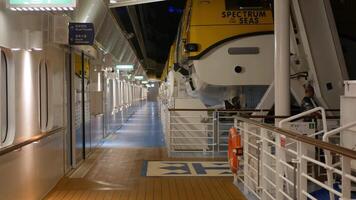 Kreuzfahrt Schiff sonnig Promenade Gehen Deck draussen hängend Rettungsboote aus beim Meer im Nacht Zeit auf königlich Karibik Spektrum von das Meere Kreuzfahrt video