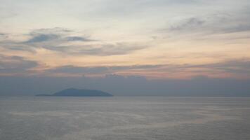 panorama natural Visão do a aberto internacional mar enquanto nascer do sol sobre mar às phuket área enquanto em a cruzeiro navio Navegando dentro oceano. video