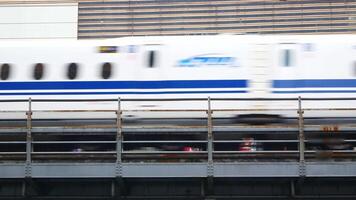 ver a bala alto velocidad tren en ferrocarril pista mientras Moviente rápido mediante el ciudad de tokio en Japón video