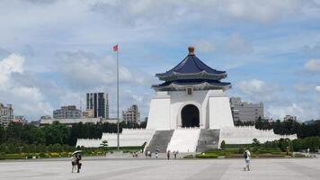 panorama panorama Visão às Chiang kai shek memorial corredor dentro Taipei cidade, Taiwan entre ensolarado dia. video