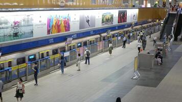 top naar beneden visie naar passagiers reiziger wandelen Aan metro platform station na krijgen uit de trein forens in stormloop uur bedrijf tijd of klaar naar bord de trein. video