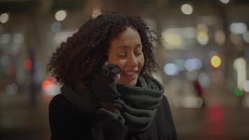 animado jovem mulher com encaracolado cabelo falando feliz em telefone ligar video