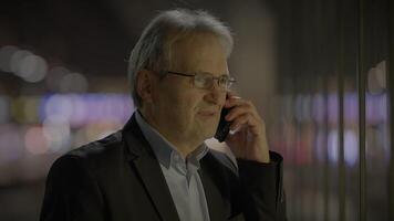 Lycklig senior affärsman svar telefon ring upp delning Bra Nyheter video