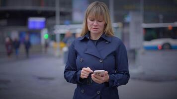 biondo donna parlando arrabbiato su mobile Telefono a stazione ferroviaria discutere video