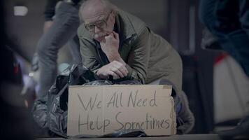 deprimerad arbetslös senior hemlös tiggare varelse fattig efter jobb förlust video