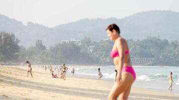 timelapse video van druk mensen ontspannende zonnebaden gedurende zomer vakantie Bij tropisch strand Bij Karon strand, phuket.mensen in vakantie Aan strand gedurende zomer zonneschijn dag