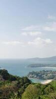 verticaal timelaspe video antenne visie van phuket 3 baaien visie punt met oceaan zee en bewolkt in beweging in zonnig dag van Karon visie punt.tijd vervallen tropisch landschap natuurlijk visie.