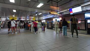 lasso di tempo Visualizza di affollato passeggeri ottenere su e ottenere via a partire dal metropolitana treno piattaforma mentre treno arrivo e partenza a partire dal stazione nel corsa ora. video