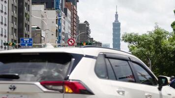 Timelapse gata se fotgängare och bilar trafik transport omgivande med byggnader och taipei 101 höghus byggnad landmärke av taipei stad video