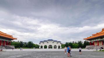 Timelapse se huvud Port på chiang kai shek minnesmärke hall i taipei stad, taiwan bland solnedgång tid. video