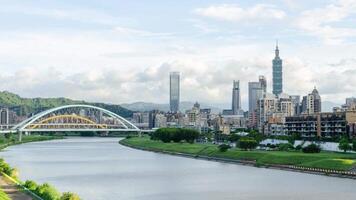 Zeitraffer horizontal Landschaft Aussicht von das Taipeh Hauptstadt Stadt von das Taiwan mit Hochhaus Wolkenkratzer Gebäude unter klar Blau Himmel Zeit mit windig wolkig Wetter video