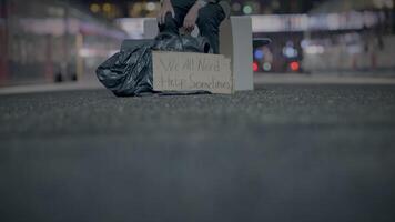 Arm obdachlos Mann finden gebrochen Spiegel Denken Über das Vergangenheit und Zukunft video