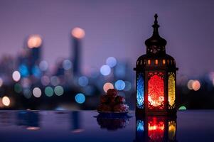 linterna y plato pequeño de dátiles con cielo nocturno y fondo claro de la ciudad para la fiesta musulmana del mes sagrado del ramadán kareem. foto