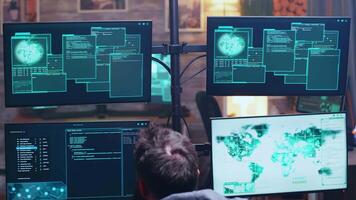cyber kriminell upphetsad efter en framgångsrik hacka. hacker använder sig av superdator. video
