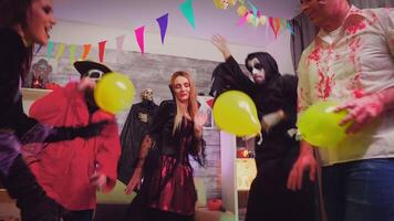 louco festa com assustador personagens às dia das Bruxas festa dançando e tendo Diversão video