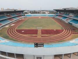 aéreo ver directamente encima kridosono estadio, hogar estadio. foto