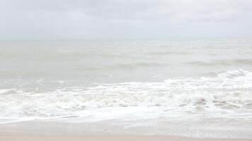 vista da paisagem do mar com onda em dia de verão. bela praia tropical com céu azul e nuvens brancas de fundo. férias de verão e ambiente natural video