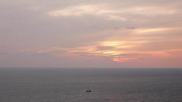 bellissimo tramonto su costa tropicale scogliera con d'oro mare,vaniglia cielo e silhouette di palma alberi contro oceano acqua superficie, natura mare estate tropicale tramonto sfondo video