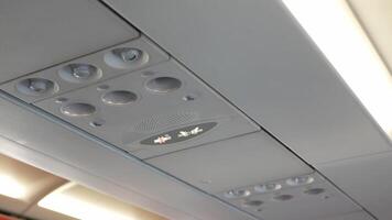 siège ceinture signe notification à l'intérieur le avion cabine aérien pour passager sécurité video