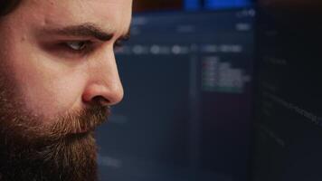 Logiciel ingénieur concerné, se concentrer sur découverte Bugs tandis que codage sur ordinateur, extrême proche en haut. troublé il professionnel renfrogné tandis que à la recherche à filtrer, confus par scénario les erreurs, caméra b video