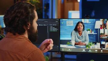 teletrabalho Programas engenheiro falando com colegas durante Internet Video chamada, discutindo maneiras para consertar programação insetos. isto admin dentro Videoconferência encontro com colegas de trabalho, Câmera uma