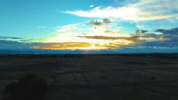 pôr do sol - aéreo Visão de uma zangão comovente para a direita video