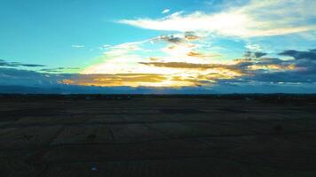 le coucher du soleil - aérien vue par une drone en mouvement vers la gauche video