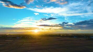 le coucher du soleil - aérien vue par une drone en mouvement en arrière video