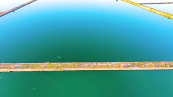 Fisch Landwirtschaft Teich - - Drohne Aussicht - - kardanisch nach oben video