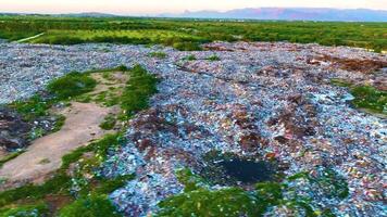 Müll Dump mit schmutzig Wasser - - Antenne Aussicht durch ein Drohne nach links video