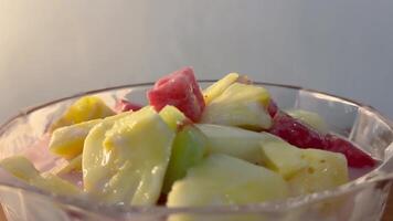 rörelse bakgrund mat friska en typisk indonesiska frukt sallad den där är färsk och friska video